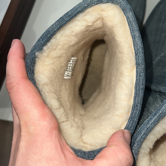 UGGS - Picture 6 of 6